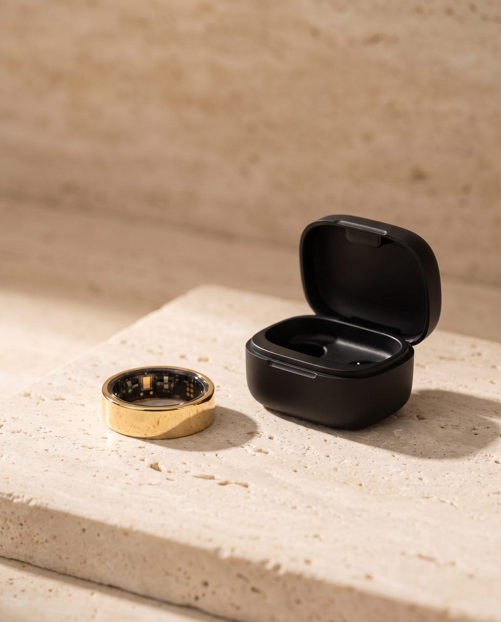 [Gold] Lumo Ring in gold with charging case